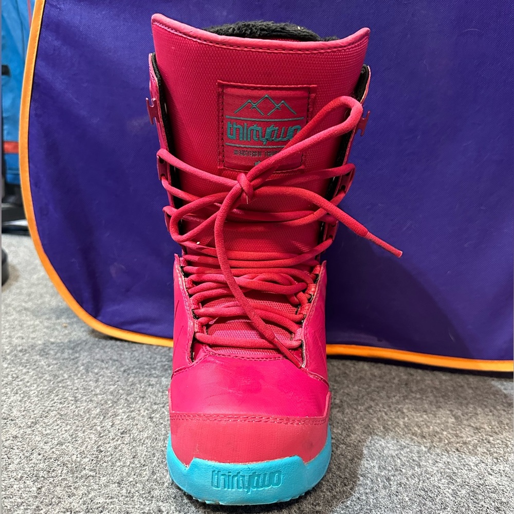 Hot pink women’s snowboarding boots, size 6 1/2